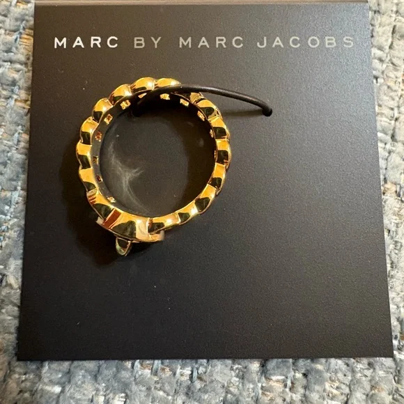 NWT Marc By Marc Jacobs- Gold tone Katie Turnlock Chain Ring - Picture 3 of 4